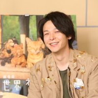 中村倫也は「ネコが喜ぶ声」岩合監督との公開記念トーク到着『世界ネコ歩き』 画像