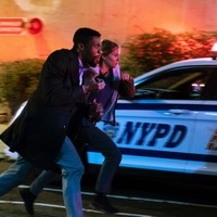 シエナ・ミラー、チャドウィック演じる“一匹狼”刑事と「絶妙な相棒に」『２１ブリッジ』 画像