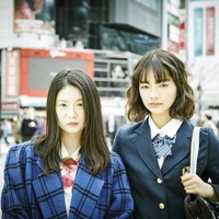 2人の女子高校生がSNSで世直し！小野花梨＆見上愛『プリテンダーズ』10月公開 画像