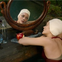 マリオン・コティヤール、“背泳ぎ”で生歌を披露『アネット』本編映像 画像