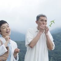 小林聡美主演『ツユクサ』予告解禁　昭和の名曲が“大人のおとぎ話”を彩る　 画像