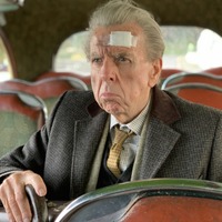 名優ティモシー・スポール、英国縦断のバスの旅へ『君を想い、バスに乗る』予告編 画像