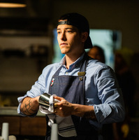 タズ・スカイラー、カクテル講義を受講して役作り『ボイリング・ポイント／沸騰』メイキング映像 画像