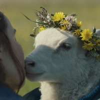 “羊ではない何か”と“母”が花畑で戯れる『LAMB／ラム』平和で不穏な本編映像 画像