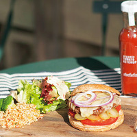 オーガニックコスメと食材ブランドが初のコラボ！期間限定バーガーは必食のクオリティ 画像