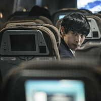 イム・シワン演じる謎の男、空港で不穏な動き『非常宣言』本編映像 画像