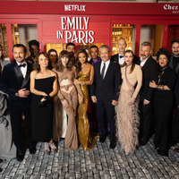 「エミリー、パリへ行く」S3プレミアのレッドカーペットにキム・キャトラルが登場で「SATC」のファン歓喜「出演して！」 画像