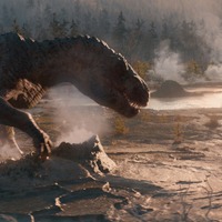 巨大恐竜がアダム・ドライバーに襲い掛かる！『65／シックスティ・ファイブ』場面写真 画像