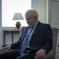 ケネス・ブラナー、特殊メイクでコロナ禍の英首相になりきる「This イングランド」 画像