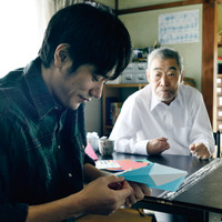松山ケンイチ、柄本明“父”との日々をふり返る『ロストケア』回想シーン 画像