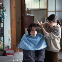 上白石萌音、松村北斗の髪を切る重要シーン『夜明けのすべて』メイキング＆本編映像 画像