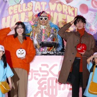 永野芽郁＆佐藤健、オレンジ色コーデで渋谷に登場！『はたらく細胞』 画像