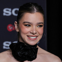 ヘイリー・スタインフェルド、NFL「バッファロー・ビルズ」ジョシュ・アレンとの婚約を発表 画像