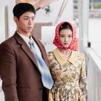 IU＆パク・ボゴム「おつかれさま」60年代済州島から現在のソウルへ、愛と人生を描く本予告 画像