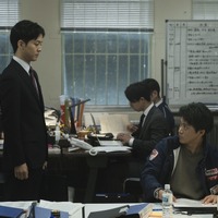 小栗旬＆松坂桃李ら、緊張の最前線切り取る『フロントライン』場面写真 画像