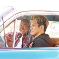 寺尾聰＆松坂桃李“親子”を取り巻く仲間たち『父と僕の終わらない歌』新場面写真 画像