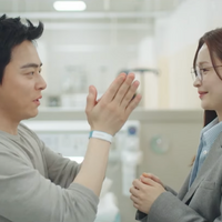 2人の恋に“異常なし”。『賢い医師生活』の「イク♡ソン」特別出演にファン歓喜！ 画像