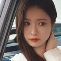 JINとのデートで世界から熱視線！“ヒロイン体質” シン・セギョンが放った清楚かつ上品な美しさ【PHOTO】 画像