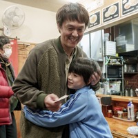 撮影合間のにこやかな表情も！丸山隆平主演『金子差入店』メイキング映像 画像