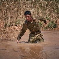 イ・ジェフン、泥水に潜る姿も『脱走』メイキング映像第2弾公開 画像