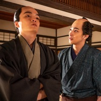 横浜流星＆岡山天音、宴会シーンに思わず笑み　大河ドラマ「べらぼう」撮影裏 画像