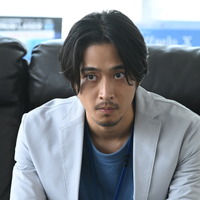 佐藤寛太、刑事役で登場「誘拐の日」オフショットも公開 画像