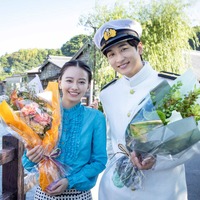 山本舞香＆小関裕太らが笑顔でクランクアップ「波うららかに、めおと日和」 画像