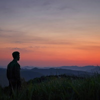 イ・ジェフンが星空の下を全力疾走！脱走前夜切り取る『脱走』本編冒頭映像 画像