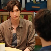 「可愛すぎる」「癒し」もふもふの“将軍”と遊ぶナ・イヌの映像公開「初恋DOGs」 画像