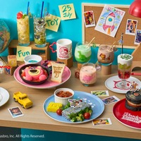 歴史をふり返るメニューが登場『トイ・ストーリー』30周年を祝うOH MY CAFEがオープン　7月25日から 画像