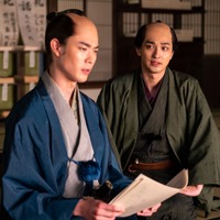 「いいコンビになれそうだったのに」横浜流星＆宮沢氷魚のオフショット公開「べらぼう～蔦重栄華乃夢噺～」 画像