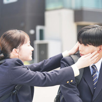 惹かれ合う2人と深まる疑念捉える…長尾謙杜＆山田杏奈『恋に至る病』場面写真 画像