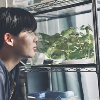 長尾謙杜“宮嶺”、恋心と疑惑に揺れる表情切り取る『恋に至る病』場面写真 画像