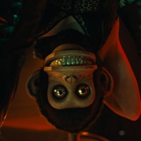 主演テオ・ジェームズがユニークなデッドシーン語る『THE MONKEY／ザ・モンキー』特別映像 画像