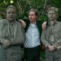 ベニチオ・デル・トロ＆マイケル・セラが泥だらけ！『ザ・ザ・コルダのフェニキア計画』オフショット公開 画像