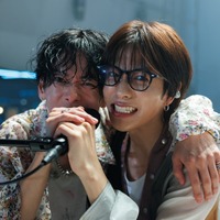 佐藤健＆菅田将暉がエキストラへ演技指導、町田啓太苦戦の瞬間…「グラスハート」メイキングムービー 画像