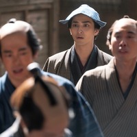 「怖くてたまりません」「体張りすぎ」…生田斗真“治済”のある行動に視聴者恐怖「べらぼう」32話 画像