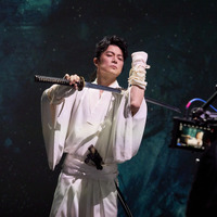 “「ガリレオ」からの最強タッグ” 東野圭吾×福山雅治対談　『ブラック・ショーマン』場面写真・メイキング写真解禁 画像