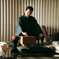 森愁斗＆山口紗弥加＆中村獅童ら将棋の名門“結城家”の面々捉えた場面写真　 のん主演「MISS KING / ミス・キング」 画像