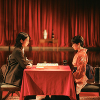 のん vs 鳴海唯「MISS KING / ミス・キング」ライバル場面写真 画像