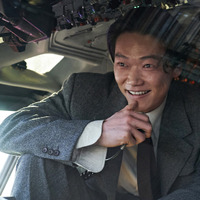 山田孝之＆椎名桔平＆笠松将ら、緊迫した状況に日本語も飛び交うNetflix『グッドニュース』予告編 画像