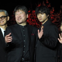 映画『爆弾』涙の舞台挨拶から一夜、山田裕貴＆佐藤二朗が渡部篤郎との共演振り返る 画像