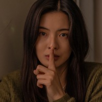 謎の張り紙、奇妙なイラスト、不気味な男…劇中登場の不穏なアイテム＆人物捉える『層間騒音』場面写真 画像