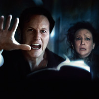 “微笑む悪魔”が深夜のベッドの下に…『死霊館 最後の儀式』戦慄の恐怖映像を解禁！ 画像