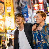 謎に包まれた歌手tuki.が歌う『愚か者の身分』の主題歌「人生讃歌」のミュージックビデオ公開 画像