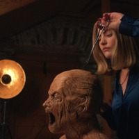 思わず震撼！ 後頭部に埋め込まれたものとは…『視える』本編映像 画像