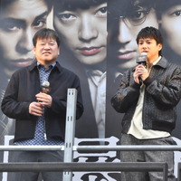山田裕貴＆佐藤二朗、雨の新宿でサプライズ街頭演説「“『爆弾』観た？ヤバいよ！”自然と広まっていく気がして」 画像