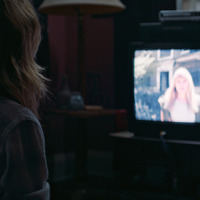 手を振る男は何者か…気鋭スタジオNEONが放つ注力作『シェルビー・オークス』追加場面写真解禁 画像