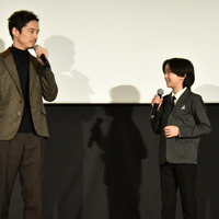 坂口健太郎「きついパートを背負ってくれた」少年時代を演じた小野桜介が“人生初”の舞台挨拶に登壇『盤上の向日葵』 画像