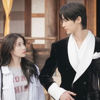 IUとビョン・ウソクの2ショット解禁!! 主演ドラマは2026年上半期に公開へ 画像